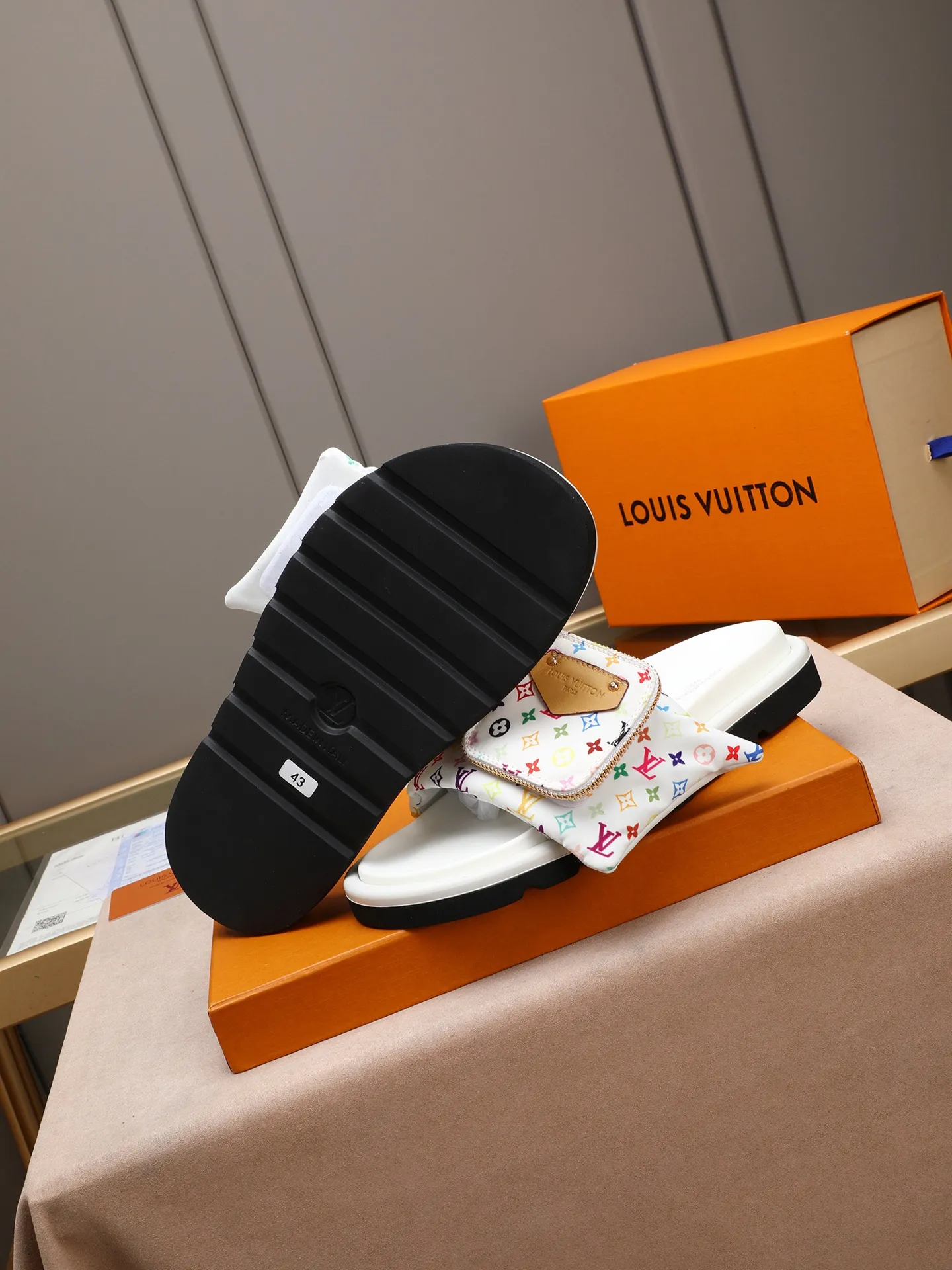 PP400 couple model with drawer box [LOUIS VUITTON] Louis Vuitton, the latest LV official website printed wallet and men's and women's slippers🔥🔥🔥 are now on the market. The drawer box is packed with cloth bags and cards. The upper pattern looks very soft and waxy, and it is a super versatile leg slimming tool. Fabric: Imported denim/down silk cotton embossed, official website pattern printing, lining: water-dyed sheepskin down filling, comfortable to wear, feet: high elastic PU water table. Sole: foam sole, heel height: about 5cm. Size 35-46, 35, 45 and 46 are custom-made and cannot be returned or exchanged. Color: multiple colors available.